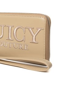 Portefeuille en simili cuir beige avec logo en relief "JUICY COUTURE". Dispose d'une fermeture éclair et d'une sangle pour le poignet. Texture lisse avec des détails de couture subtils.