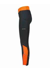Schwarze und orange Sportleggings mit hohem Taillenbund, Seitentasche, reflektierenden Details und "GORE"-Logo auf dem Oberschenkel.