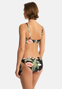 Bloemen bikini set met een zwarte basis en levendige roze en groene patronen, verstelbare bandjes en een stijlvolle zijsplitsdetail op de bikinibroekjes.