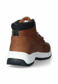 Stivali ankle in pelle marrone con colletto nero, suola bianca e nera, caratterizzati da un design con lacci e finitura testurizzata.
