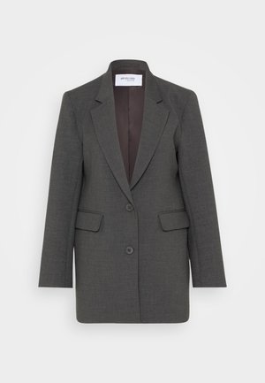 Blazer gris avec une coupe ajustée, doté de revers crantés, de deux poches avant et de deux boutons sur le devant. Doublure intérieure dans une teinte plus foncée.