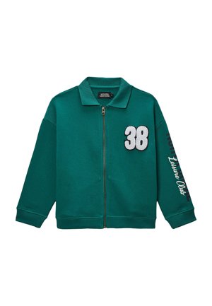 Veste verte à fermeture éclair avec col, numéro "38" sur le côté gauche de la poitrine, et texte "Leisure Club" sur la manche droite.