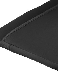 Schwarze Neopren-Laptoptasche mit glatter Textur, abgerundeten Kanten und robusten Nahtstichen. Reißverschlussverschluss an der oberen Kante.