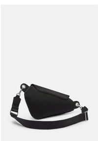 Czarna siatkowa torba na ramię o zaokrąglonym kształcie, teksturowanej powierzchni, odpinanym pasku i srebrnymi akcentami. Minimalistyczny design.