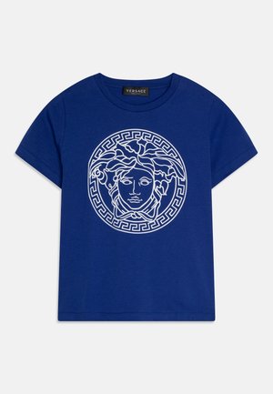 Blaues Baumwoll-T-Shirt mit weißem Medusa-Motiv in einem kreisförmigen Rahmen und griechischem Schlüsselmuster. Kurzärmlig mit rundem Ausschnitt.