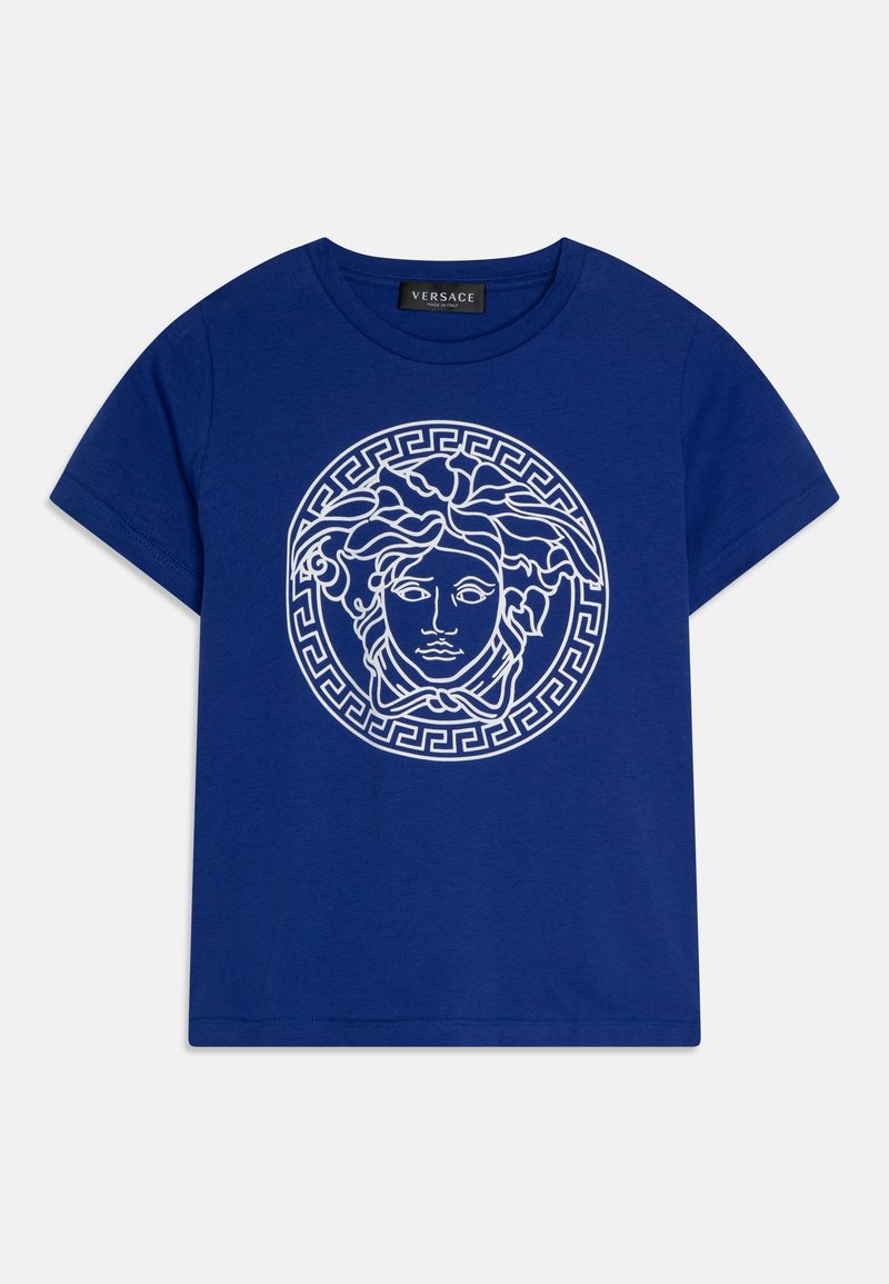 Blå bomuld T-shirt med hvidt motiv af Medusa inden for en cirkulær ramme og græsk nøglemønster. Korte ærmer og rund halsudskæring.