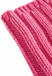 Gebreide roze sjaal met een ribbelstructuur, bestaande uit afwisselend dikkere en dunnere rijen. Zachte garen met een rijke, levendige kleur.