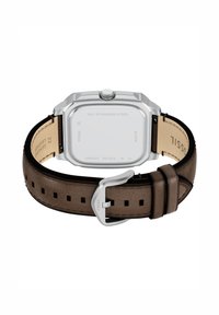 Orologio quadrato in acciaio inossidabile con cinturino in vera pelle marrone, dotato di una fibbia argentata e con un design liscio e minimalista.