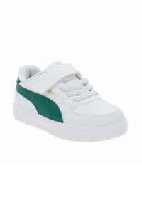 Zapatilla blanca con acentos verdes, que cuenta con un upper sintético liso, caja de dedos perforada y correa de Velcro para un cierre fácil. Suela blanca plana.