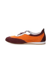 Niedrigprofil-Sneaker mit oberem Teil aus orangefarbenem Wildleder, dunkelroten Akzenten an Zehen und Ferse, weißem Schnürschutz und braunen Schnürsenkeln auf weißer Sohle.