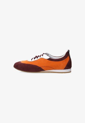 Baskets à profil bas avec tige en daim orange, accents rouge foncé sur les orteils et le talon, protège-lacets blanc et lacets marron sur semelle blanche.