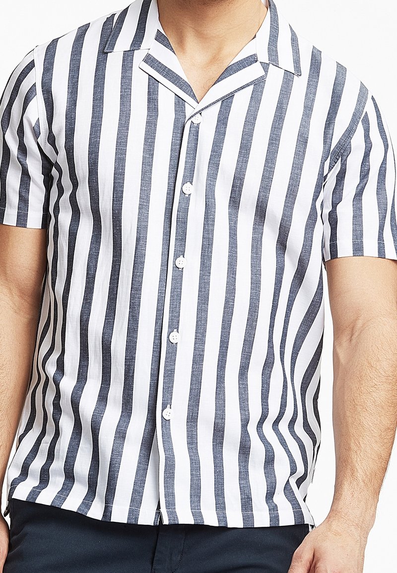 Korte mouwen overhemd met knopen in wit en marineblauwe verticale strepen, met een puntkraag en lichtgewicht stof met een gestructureerde uitstraling.