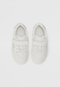 Vita sneakers med en slät läderöverdel, utrustade med ett kardborreband, snörning, perforerad design och gummisula.
