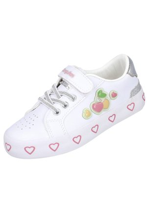 Zapatilla blanca para niños con cordones plateados y una correa, decorada con parches de frutas y corazones rosas a lo largo de la suela.