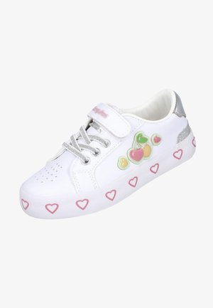 Zapatilla blanca para niños con cordones plateados y una correa, decorada con parches de frutas y corazones rosas a lo largo de la suela.