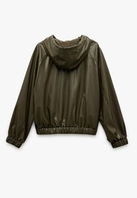 Veste à capuche vert olive foncé avec des manches longues, des poignets élastiques et un ourlet élastique, vue de dos sur un fond blanc.