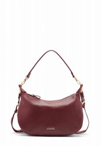 Borsa a tracolla in pelle bordeaux con forma curva, finiture dorate e tracolla. Presenta una chiusura con zip e un dettaglio con il logo.