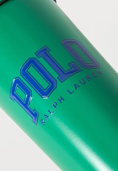 Πράσινο κυλινδρικό μπουκάλι με μπλε κείμενο «POLO RALPH LAUREN» τυπωμένο στην επιφάνειά του, φωτογραφημένο σε λευκό φόντο.