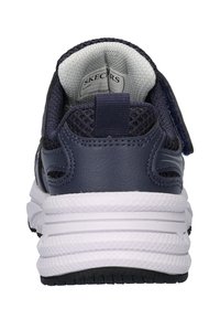 Marineblauwe sportschoen met een bovenwerk van mesh en een leren hak met textuur. Inclusief een witte middenzool en rubberen buitenzool, met een klittenbandsluiting.