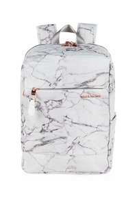Mochila con patrón de mármol blanco y acentos grises, herrajes de cremallera en tono dorado rosa y correas ajustables. Presenta un bolsillo frontal con cremallera.