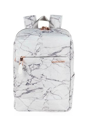 Mochila con patrón de mármol blanco y acentos grises, herrajes de cremallera en tono dorado rosa y correas ajustables. Presenta un bolsillo frontal con cremallera.