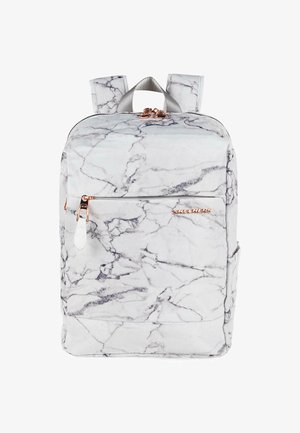 Mochila con patrón de mármol blanco y acentos grises, herrajes de cremallera en tono dorado rosa y correas ajustables. Presenta un bolsillo frontal con cremallera.