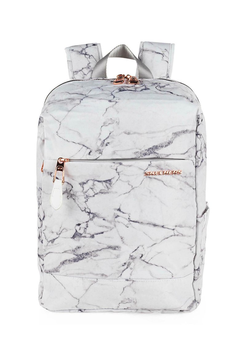 Mochila con patrón de mármol blanco y acentos grises, herrajes de cremallera en tono dorado rosa y correas ajustables. Presenta un bolsillo frontal con cremallera.