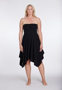 Musthave mustriba kleit, mis on valmistatud pehmest kangast, omaduseks on volditud disain ja asümmeetriline ääre, mis ulatub kesk sääre. 