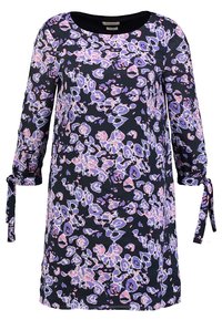 Sukienka w kwiatowy wzór w odcieniach różu i fioletu na czarnym tle, z długimi rękawami oraz wiązaniami przy mankietach.