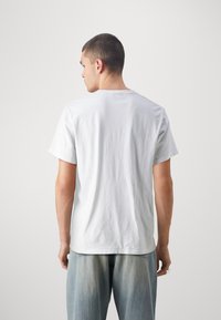 DOCKERS GRAPHIC TEE - Triko s potiskem - lucent white