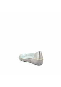Zapato plano con un acabado metálico plateado, parte superior de cuero suave, punta redondeada y suela de goma texturizada. Sin adornos visibles ni patrones.