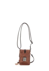 Brązowa skórzana torba na ramię o teksturowanym wykończeniu, zamykana na górną klapkę, z regulowanym paskiem i metalowym logo z przodu.