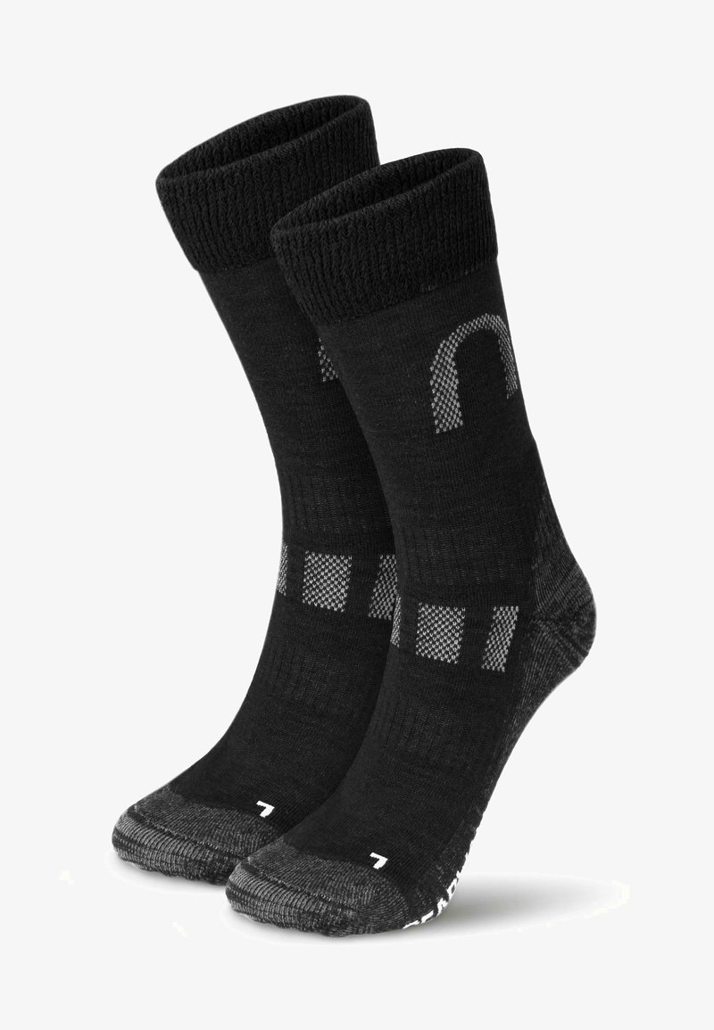 Schwarze Socken mit gerippten Bündchen, die graue Akzente und ein kariertes Muster aufweisen. Das Material scheint weich zu sein mit verstärkten Zehen- und Fersenbereichen.
