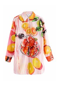 Kleur shirt met lange mouwen met een fruitpatroon van sinaasappels, citroenen en een kom zeevruchten tegen een roze gestreepte achtergrond.