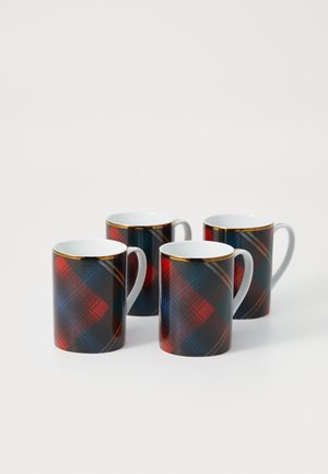 Conjunto de quatro canecas de cerâmica com um padrão de xadrez vermelho, azul e preto, com detalhes em dourado na borda e um design de pega curva.