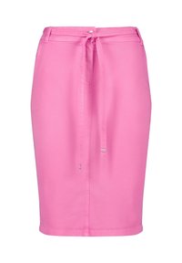 Vaaleanpunainen kynähame, jossa on solmittava vyö, joka on valmistettu sileästä materiaalista ja yksinkertaisesta suunnittelusta. Ei näkyviä kuvioita tai metalliosia.