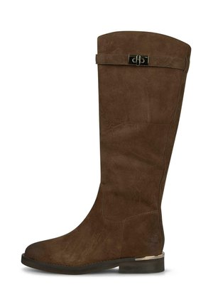 Bota alta hasta la rodilla de ante marrón con tacón bajo y hebilla metálica decorativa cerca de la parte superior, mostrada sobre un fondo blanco.