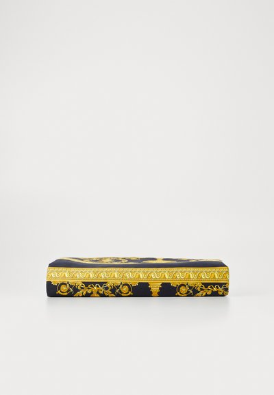 Suuri suorakulmainen laatikko tummansinisellä pinnalla, jossa on monimutkaisia kultaisia barokkikuvioita. Laatikossa on yksityiskohtaisia reunoja ja korostuksia, sekä sileä pinta.