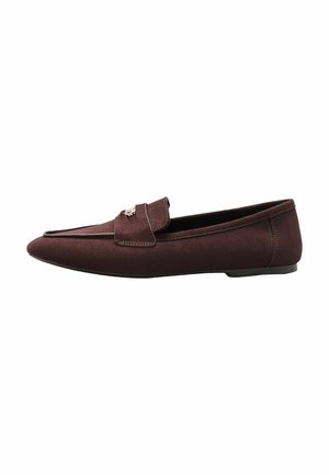 Dunkelbrauner Wildleder-Loafer mit flacher Sohle und Metall-Schnallendetail oben, seitlich auf weißem Hintergrund gezeigt.
