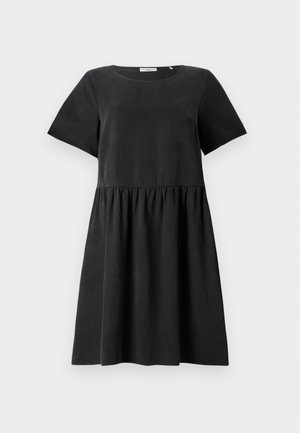 Robe noire à manches courtes avec un col rond, en tissu structuré et une taille froncée, créant une silhouette évasée.