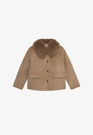 Manteau en polaire beige avec un col en fausse fourrure, quatre boutons en laiton, deux poches avant et une coupe carrée. Texture douce et design décontracté.