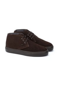 Stivaletti in suede marrone con una finitura liscia, punta rotonda e suola piatta in gomma. Presentano una chiusura con lacci e delicati dettagli di cucitura.