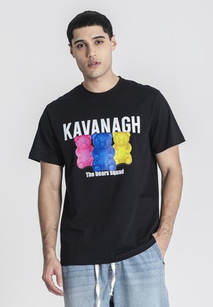 Camiseta de algodón negra con gráficos de ositos de goma coloridos en rosa, azul y amarillo, con el texto "KAVANAGH" arriba y "El escuadrón de los ositos" abajo.