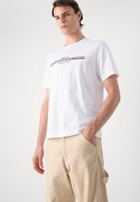 Tommy Hilfiger CHEST STRIPE TEE - T-shirt con stampa - white