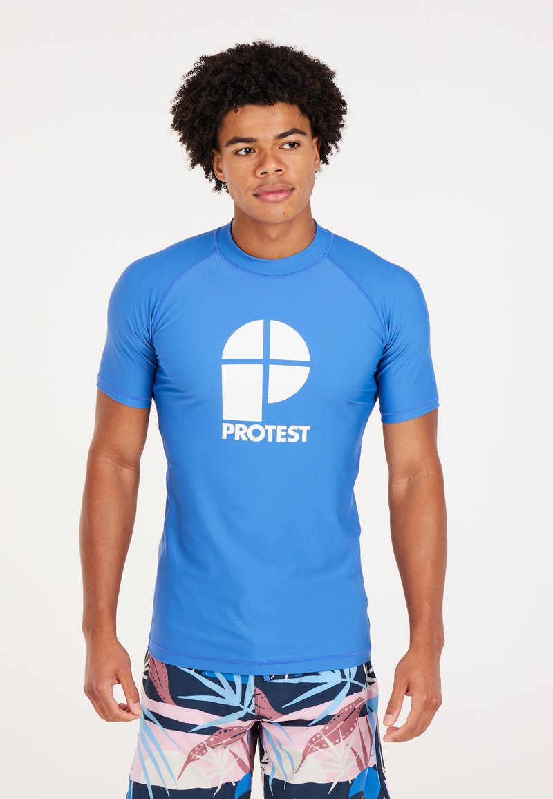 Blaues kurzärmliges Rashguard mit rundem Halsausschnitt und weißem "PROTEST"-Logo im Kreisdesign. Das Material wirkt glatt und dehnbar.