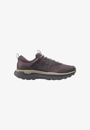 Chaussure de course en trail violet et gris avec semelle texturée, semelle intermédiaire amortie, lacets, languettes de tirage au talon et à la languette, et logo "MILLET" sur le côté.