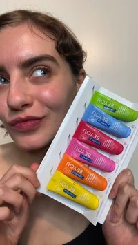 Set di sei provette colorate in un supporto espositivo. I colori includono rosa, arancione, giallo, verde, blu e rosso. Le provette presentano un marchio giocoso.