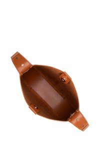 Borsa a spalla in pelle marrone con una texture liscia. L'interno è non foderato, con due manici robusti e chiusura a scatto. Nessun scomparto aggiuntivo.