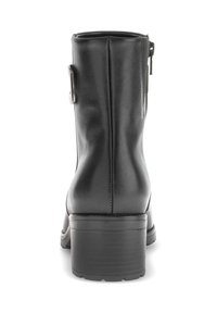 Zwarte leren enkelboot met een ritsluiting en een decoratieve gesp. Heeft een gladde textuur en een gestapelde hak.