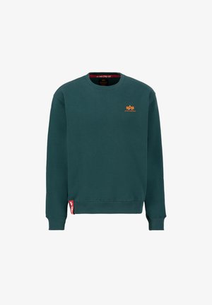 Crewneck sweatshirt in donker teal van een katoenmengsel. Voorzien van een oranje logo op de borst, ribbed boorden en een rode label aan de onderrand.